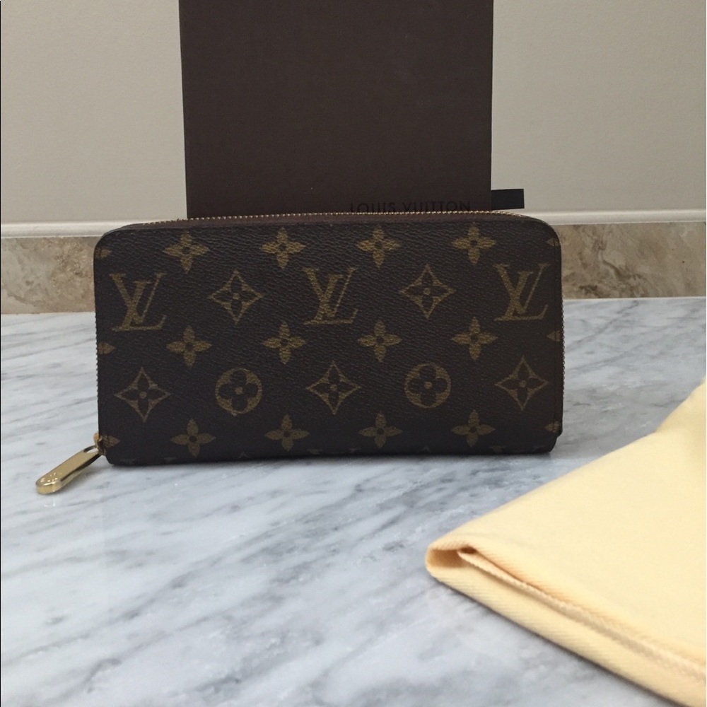 Louis Vuitton Zippy wallet